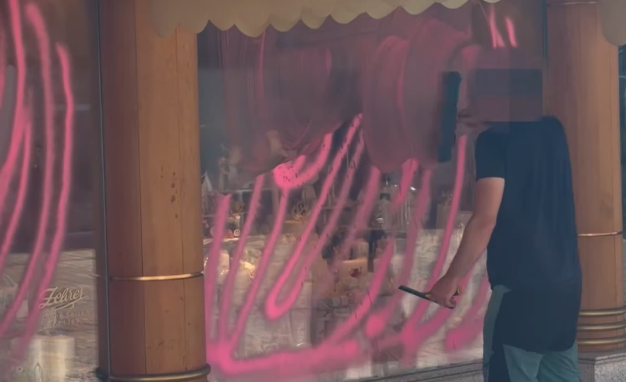 The sale of a chocolate bar labeled "Negerbrot" (Negro Bread) has been reportedly causing heated debate for some time. Activists smeared the shop's displays with pink chalk paint and put up protest posters in Klagenfurt, Austria. Note: Image is a screenshot from video. (Newsflash/NX)