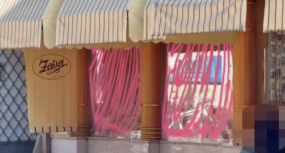 The sale of a chocolate bar labeled "Negerbrot" (Negro Bread) has been reportedly causing heated debate for some time. Activists smeared the shop's displays with pink chalk paint and put up protest posters in Klagenfurt, Austria. Note: Image is a screenshot from video. (Newsflash/NX)