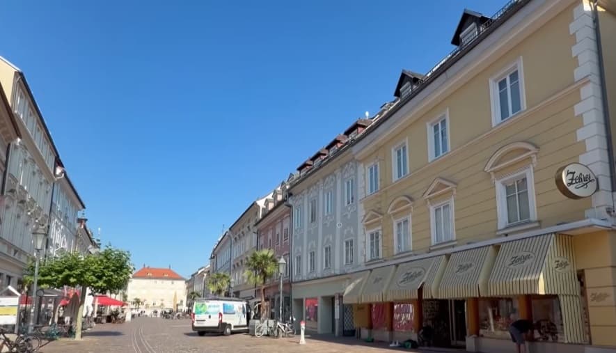 The sale of a chocolate bar labeled "Negerbrot" (Negro Bread) has been reportedly causing heated debate for some time. Activists smeared the shop's displays with pink chalk paint and put up protest posters in Klagenfurt, Austria. Note: Image is a screenshot from video. (Newsflash/NX)